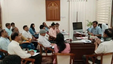 जिला कलक्टर की अध्यक्षता में साप्ताहिक समीक्षा बैठक का आयोजन
