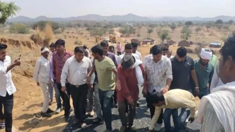 किशोरपुरा रोड़ से भैरूंजी मंदिर तक निर्माणाधीन सड़क में घटिया निर्माण सामग्री लगाने का आरोप