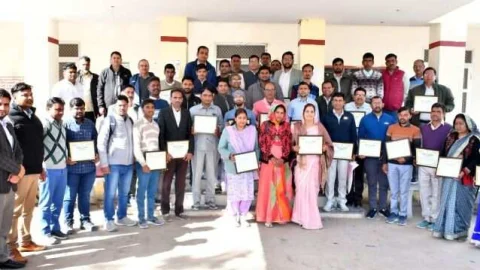 एसडीएम ने निर्वाचन गतिविधियों में उत्कृष्ट कार्य करने वाले कार्मिकों को किया सम्मानित