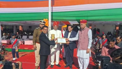 ज्योति विद्यापीठ सीनियर सैकेडरी स्कूल के प्रबंधक चिरंजीलाल सैनी को जिला कलेक्टर ने किया सम्मानित