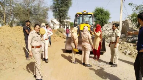 पचलंगी के पापड़ा कला में अतिक्रमण पर चला प्रशासन का पीला पंजा