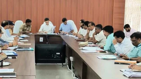 जिला प्रभारी सचिव ने ली बैठक, दिए आवश्यक निर्देश