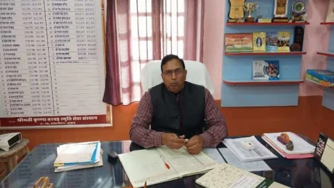 बिना सूचना अनुपस्थित कार्मिकों को दिए नोटिस