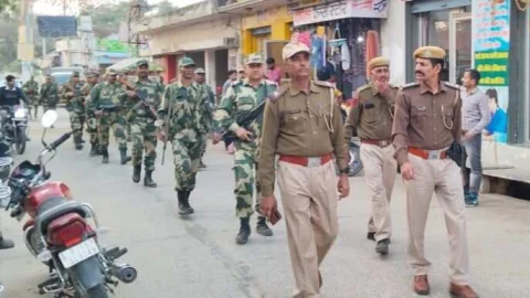 लोकसभा चुनाव को लेकर पुलिस ने निकाला फ्लैग मार्च