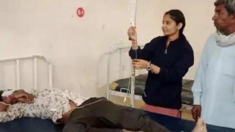 फसल काटते समय छाछ के भरोसे पिया स्प्रे