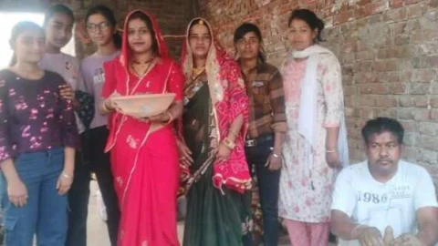 कुम्हार के घर से मिट्टी से नवविवाहिताओं ने बनाई गणगौर