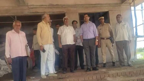 जिला कलेक्टर ने निर्माणाधीन 50 बैडेड आयुष चिकित्सालय का किया निरीक्षण