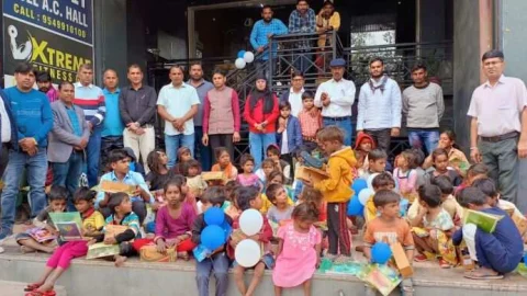 झुग्गी झोपड़ी के बच्चों के साथ मनाया रोटी डे