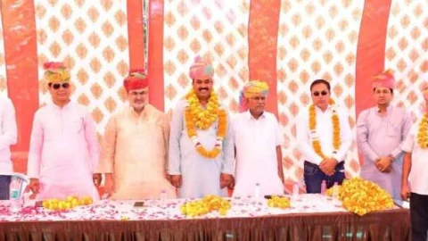 जिला कांग्रेस सचिव बनने पर डॅा.ढाका का किया अभिनन्दन