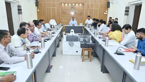 साप्ताहिक समीक्षा बैठक: जिला कलक्टर ने दिए महत्वपूर्ण निर्देश