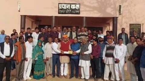 नवलगढ़ का नाम राष्ट्रीय स्तर पर पहुंचाने पर प्रधान दिनेश सुंडा का किया सम्मान