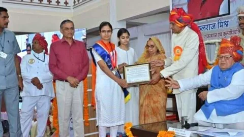 विज्ञान संकाय में अधिकतम अंक प्राप्त करने वाली मुक्ता मील को मिला स्वर्ण पदक