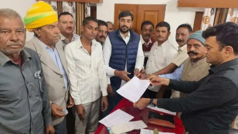 पानी की समस्या को लेकर ग्रामीणों ने किया विरोध प्रदर्शन