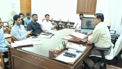 जिला कलक्टर की अध्यक्षता में नगर परिषद् की समीक्षा बैठक सम्पन्न