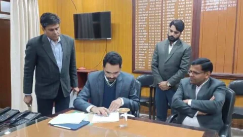 सीकर में नवनियुक्त जिला कलेक्टर कमर उल जमान चौधरी ने किया पदभार ग्रहण