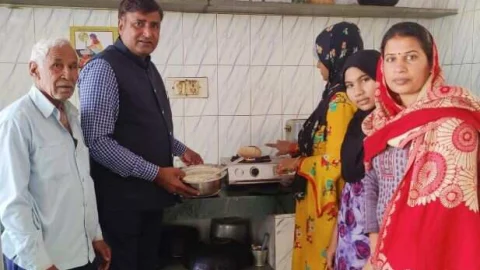 प्रभारी एपीसी तेतरवाल ने किया केजीबी विद्यालय नवलगढ का आकस्मिक निरीक्षण