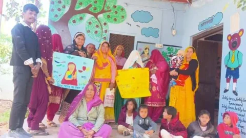 युवा गांधी फेलो कर रहे पोषण आहार पर आंगनवाड़ी एवं समुदाय की महिलाओं को जागरूक