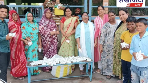 वैश्य महासम्मेलन की महिलाओं ने राहगीरों को पिलाई छाछ