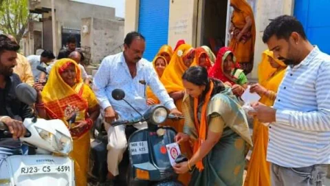 भाजपा पदाधिकारियों ने वाहनो पर लगाये स्टीकर