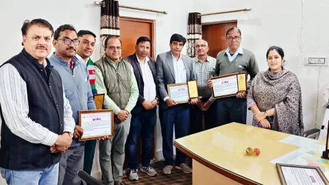 SIR अभियान में उत्कृष्ट कार्य: उपखंड अधिकारी सुमन सोनल और तहसीलदार झुंडा राम कुड़ी ने छापोली पंचायत के बीएलओ को सम्मानित किया