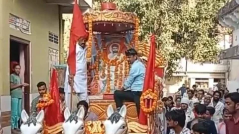 सेन मंदिर से सेन महाराज की निकली शोभायात्रा