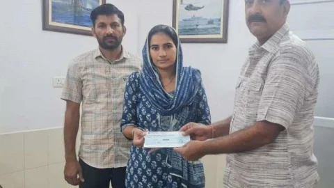 शहीद वीरांगना को मुख्यमंत्री सहायता कोष की राशि का चैक दिया