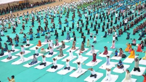 हमें योग को अपनी आदत में शामिल करना चाहिए – जिला कलेक्टर