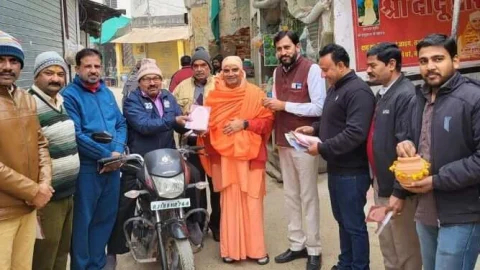 अयोध्या से आए पूजित अक्षत घर घर बांटे, दिवाली मनाने का दिया संदेश