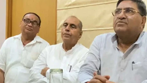 चूरू में कांग्रेस के दावेदारों से रूबरू हुोते हुए लिए आवेदन