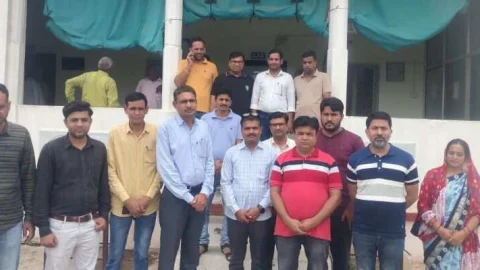 जयपुर में संविदा कर्मियों पर हुए लाठीचार्ज के विरोध में जिले के संविदाकर्मियों ने किया कार्य बहिष्कार