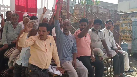 नगरपालिका के खिलाफ पार्षद के साथ मिलकर वार्डवासियों ने खोला मोर्चा