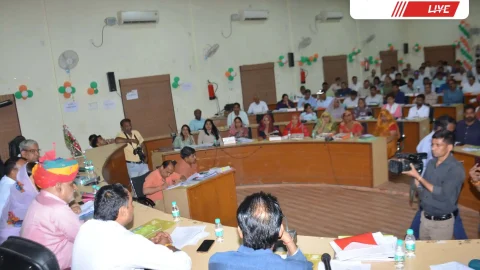 अवैध होर्डिंग्स को हटाने सहित विभिन्न मुद्दों पर जिला परिषद की साधारण सभा में हुई गंभीर चर्चा