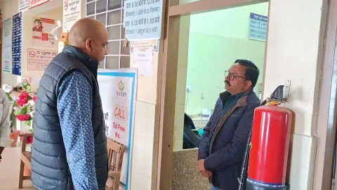 सीएमएचओ सहित चिकित्सा अधिकारियों ने किया चिकित्सा संस्थानों का औचक निरीक्षण