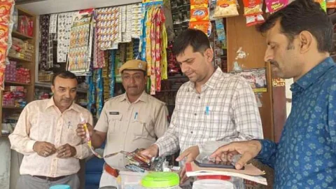 तंबाकू उत्पाद बेचने वाले दुकानदारों के चालान काटे