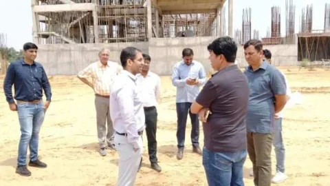 जिला कलेक्टर ने इण्डोर स्टेडियम, निर्माणाधीन आडिटोरियम, वाकिंग ट्रेक, साइंस पार्क का किया निरीक्षण