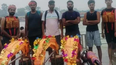 हरिद्वार से कांवड़ लेकर आये शिवभक्त युवा