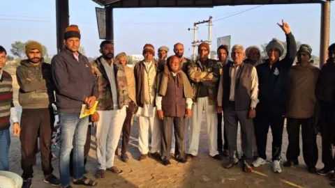 नीमकाथाना जिला निरस्त होने पर लोयल में बंटी मिठाई