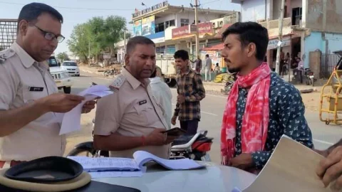 बिना हेलमेट वालों पर पुलिस की कार्यवाही