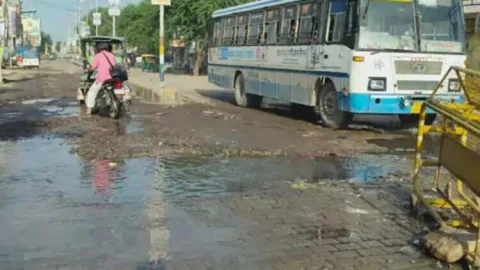 जलभराव और टूटी सड़क से लोग परेशान, लोगों ने की ठीक करवाने की मांग