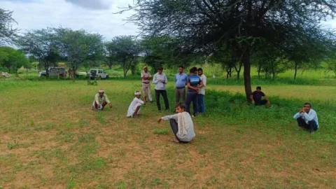 पुलिस प्रशासन ने करवायी फसल जुताई