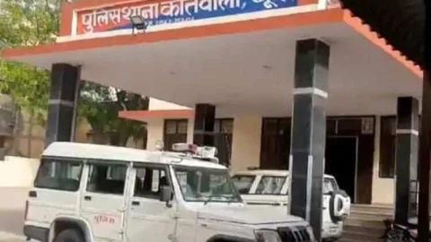 पेट्रोल पंप के सामने गली में मिला शव