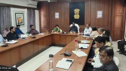 नाराजगी : सहकारिता विभाग व एक अन्य कार्मिक को बैठक से बाहर जाने के कलेक्टर ने दिए निर्देश