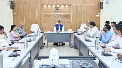 साप्ताहिक समीक्षा बैठक में जिला कलेक्टर ने दिए आवश्यक निर्देश