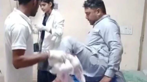 युवक की कार को सामने से आ रही दूसरी कार ने मारी टक्कर