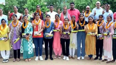 न्यू राजस्थान में टॉपर्स का किया सम्मान