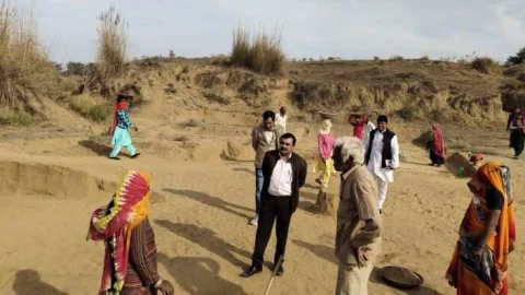 सीईओ चौधरी ने नरेगा कार्यों का निरीक्षण कर, श्रमिकों को कार्य पूरा करने के बारे में समझाया