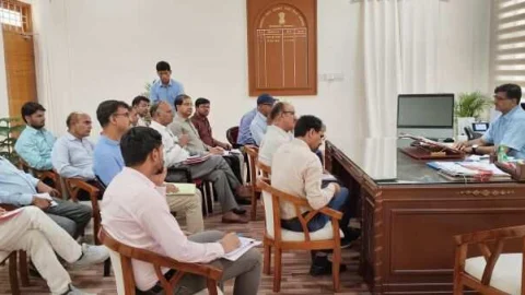 जिला स्तरीय अधिकारियों के साथ समीक्षा बैठक