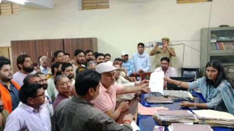 राष्ट्रपति के नाम उपखंड अधिकारी सामोर को सौंपा ज्ञापन