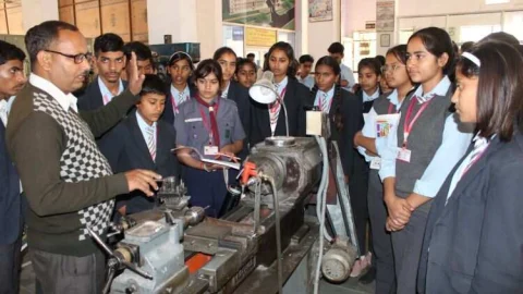 घरडाना खुर्द स्कूल के छात्र-छात्राओं ने किया SMII कैम्पस का अवलोकन