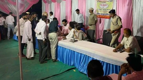 जिला कलेक्टर ने दूधवालों का बास में लगाई रात्रि चौपाल